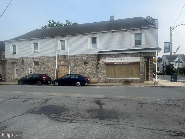 592 Main St Property Photo 3