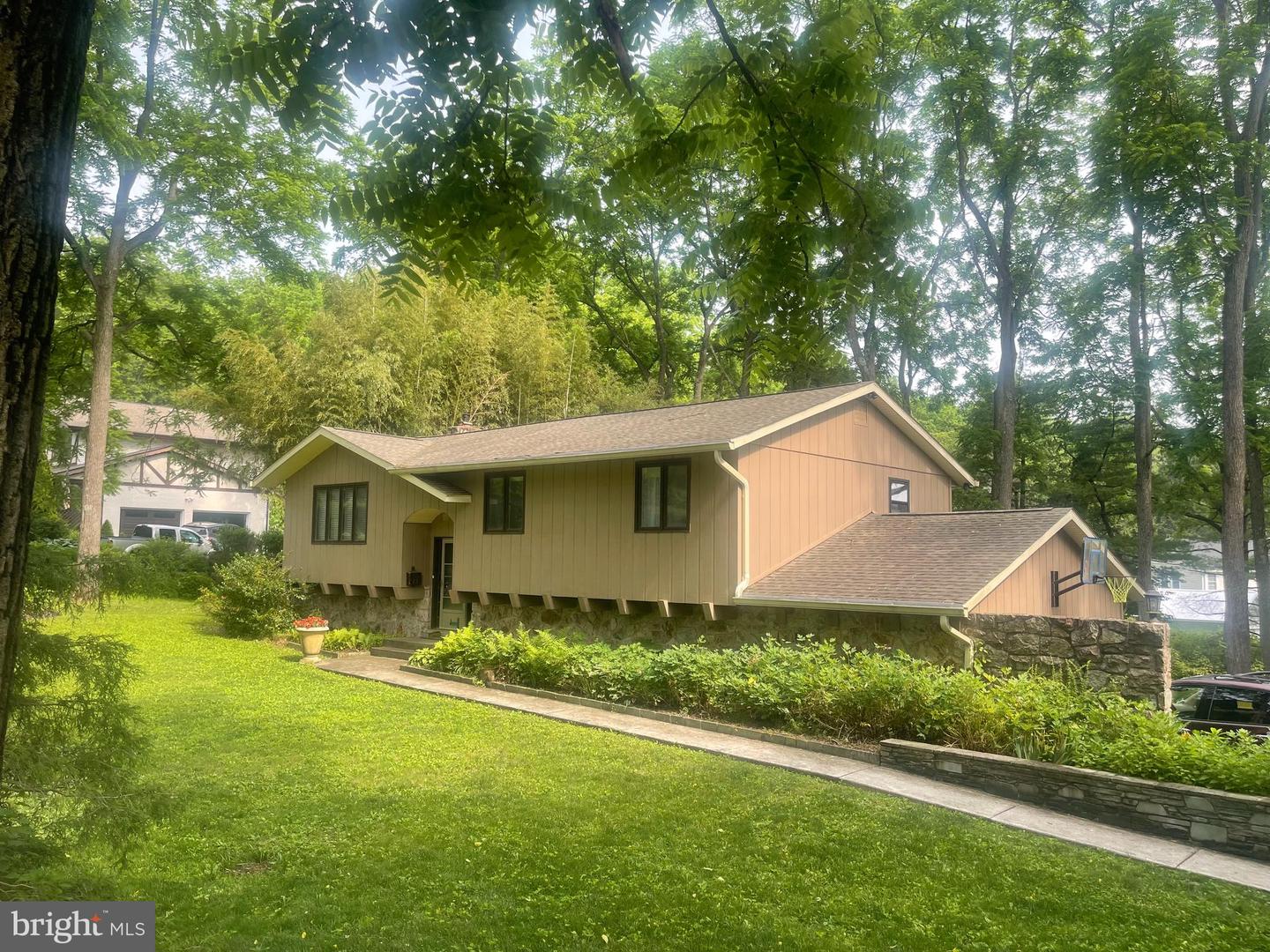 1592 Gable Dr Property Photo 1