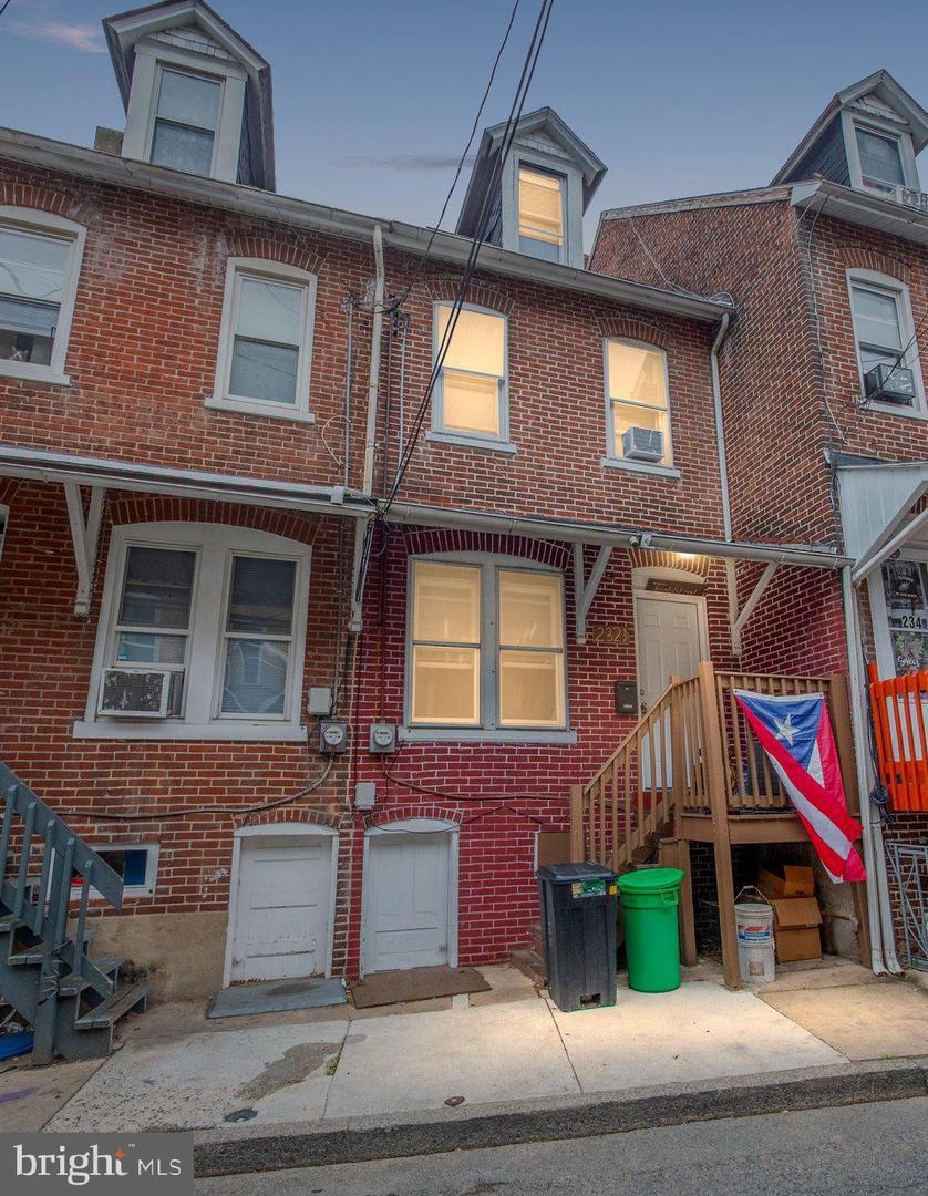 232 1/2 N Railroad St Property Photo 1
