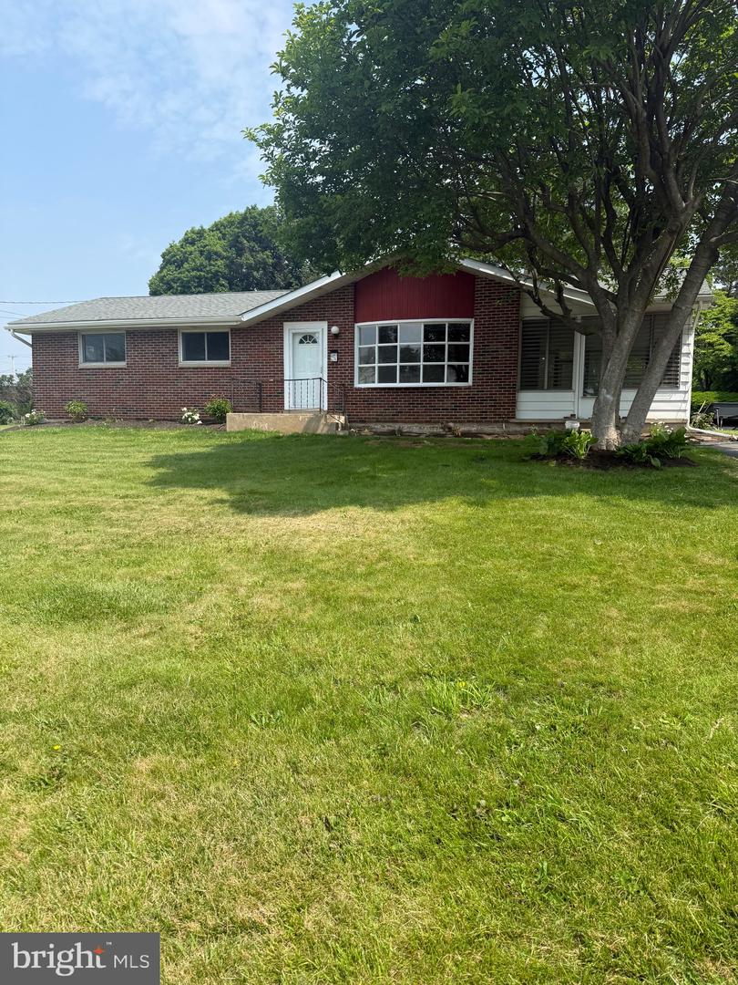 215 E Oxford St Property Photo 1