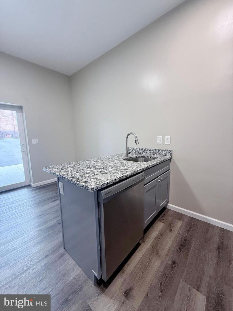 801 W Broad St Property Photo 19