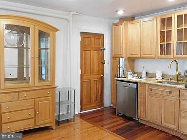 1225 W Walnut St Property Photo 16
