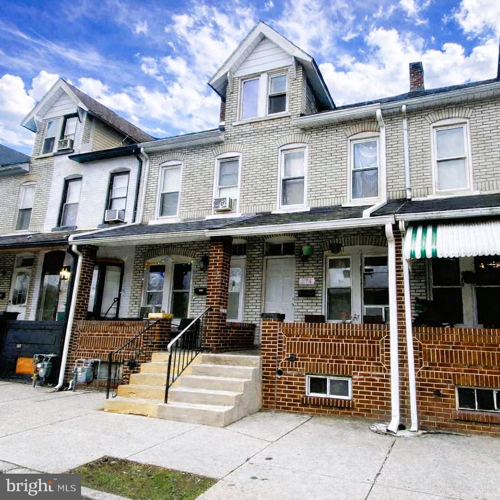 274 E Elm St Property Photo 2