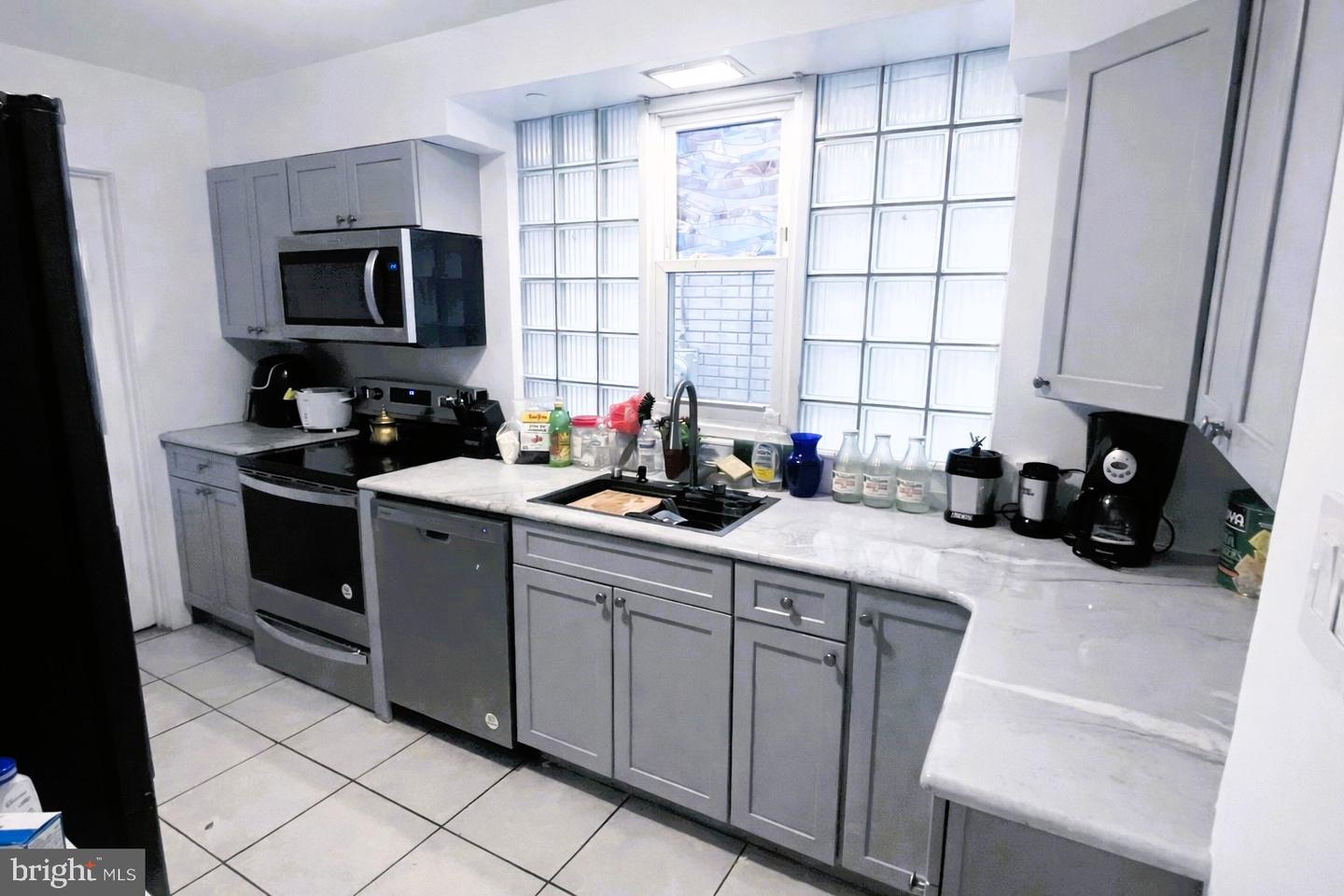 274 E Elm St Property Photo 5