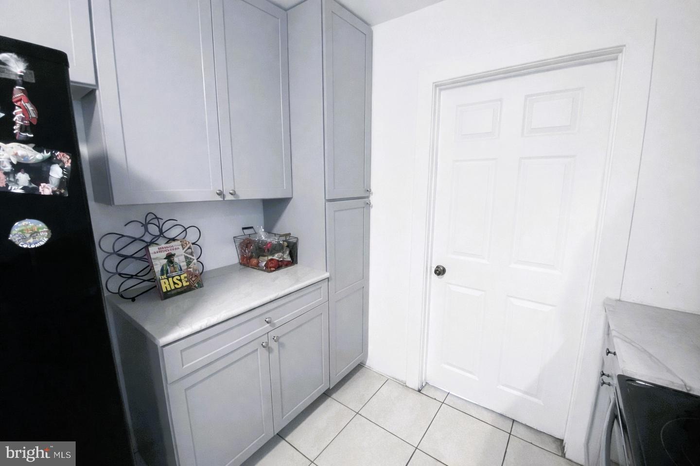 274 E Elm St Property Photo 7