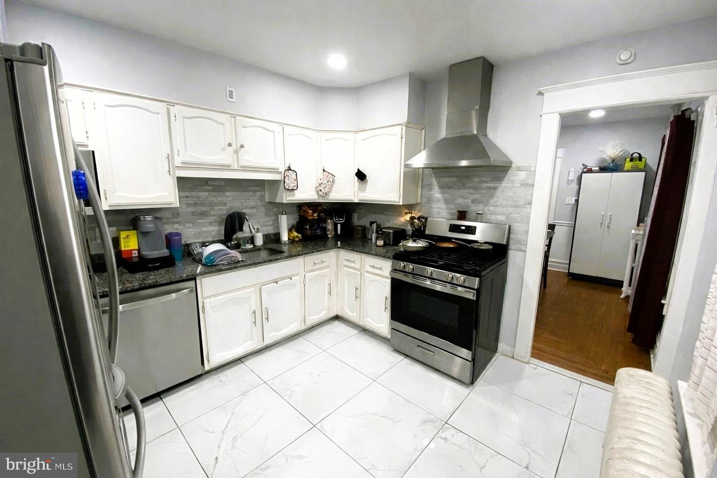1217 W Allen St Property Photo 5