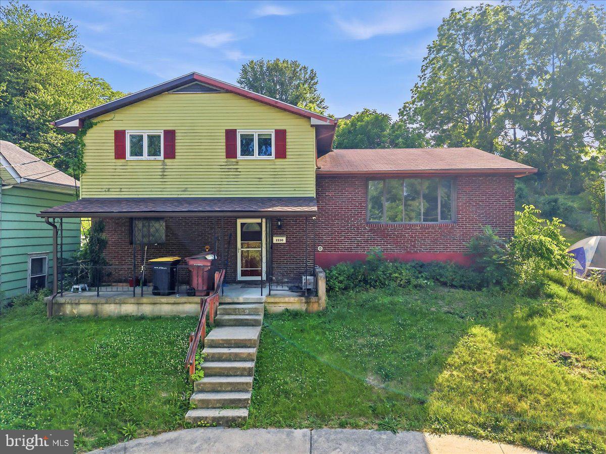 2230 N Lehigh Ave Property Photo 1