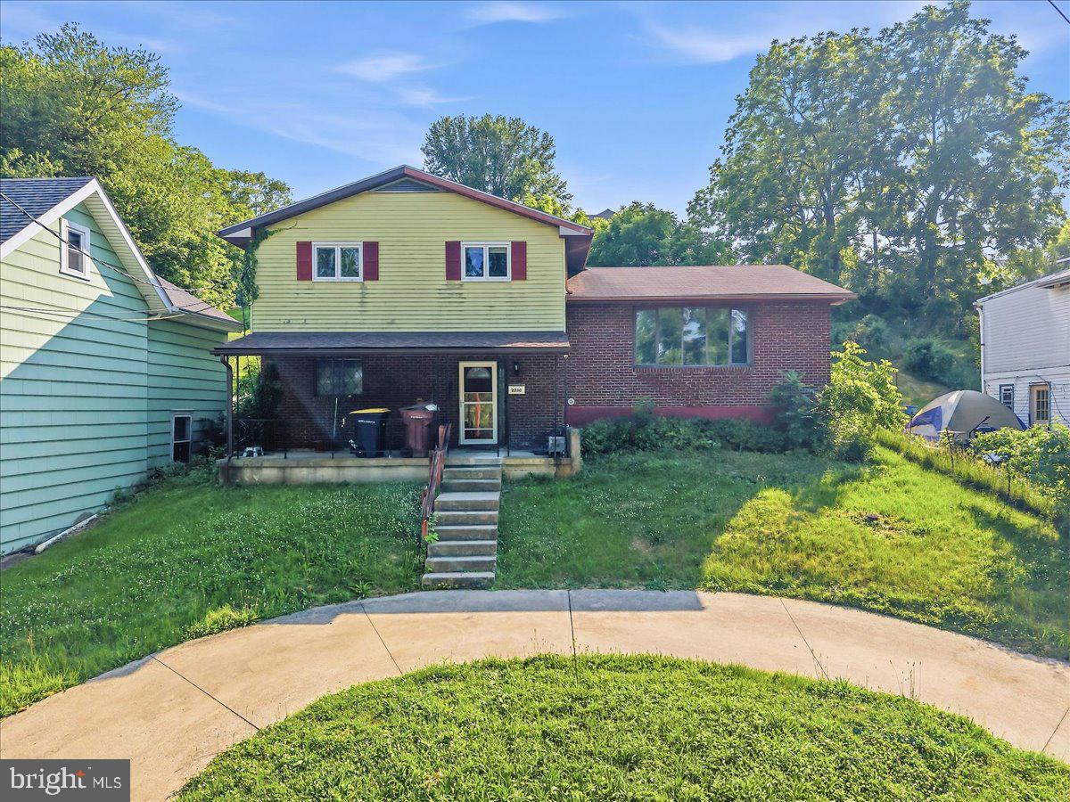 2230 N Lehigh Ave Property Photo 2