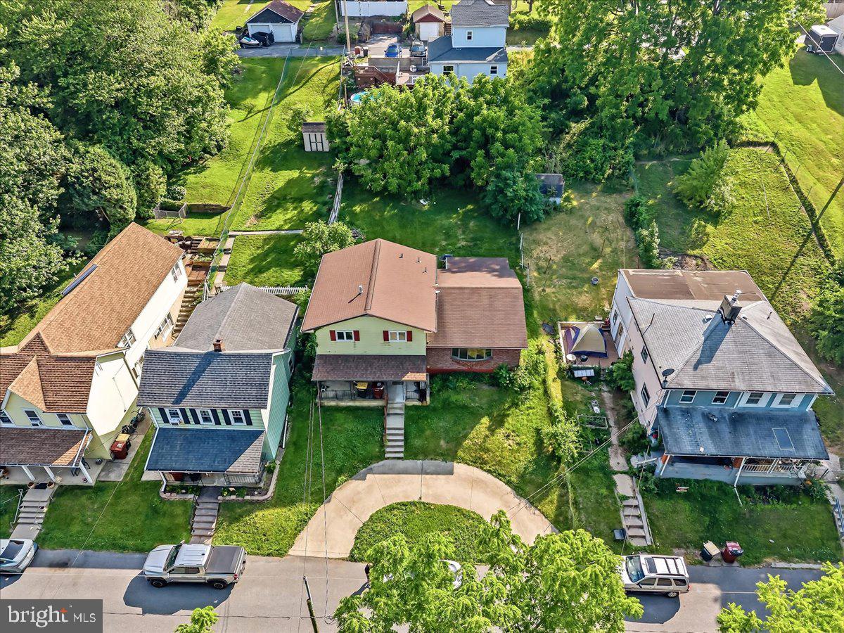 2230 N Lehigh Ave Property Photo 3
