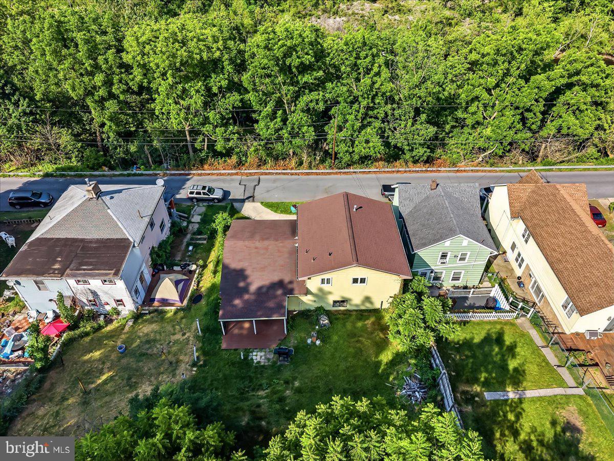 2230 N Lehigh Ave Property Photo 4