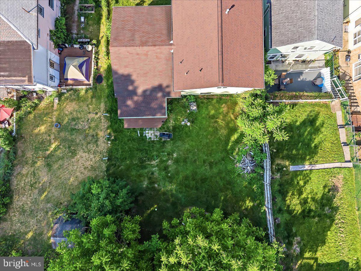 2230 N Lehigh Ave Property Photo 5