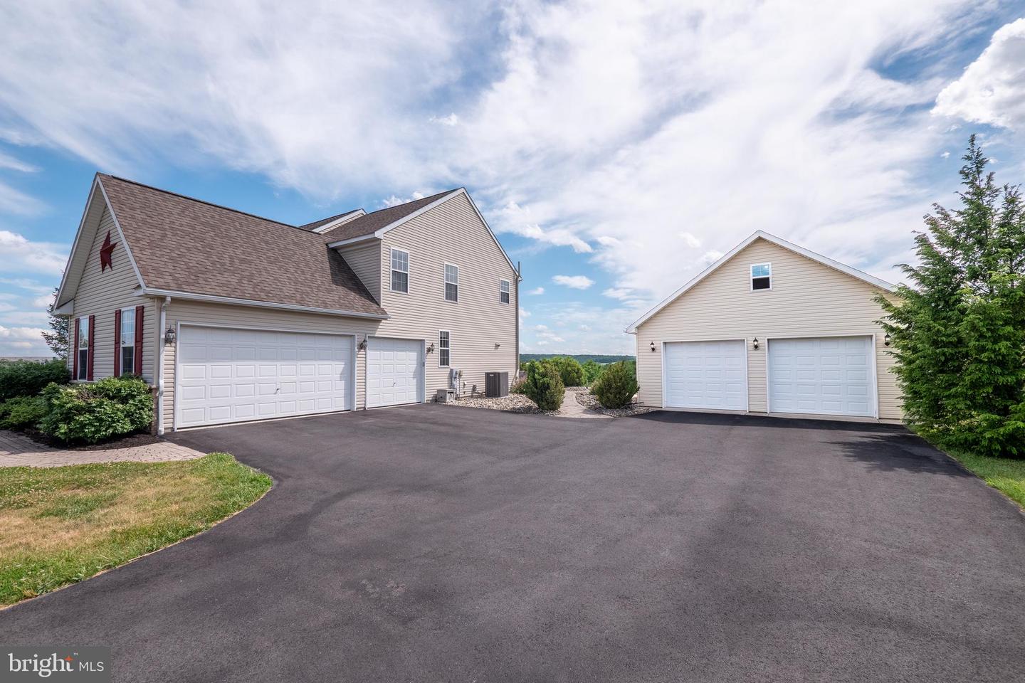2912 Silver Creek Cir Property Photo 3