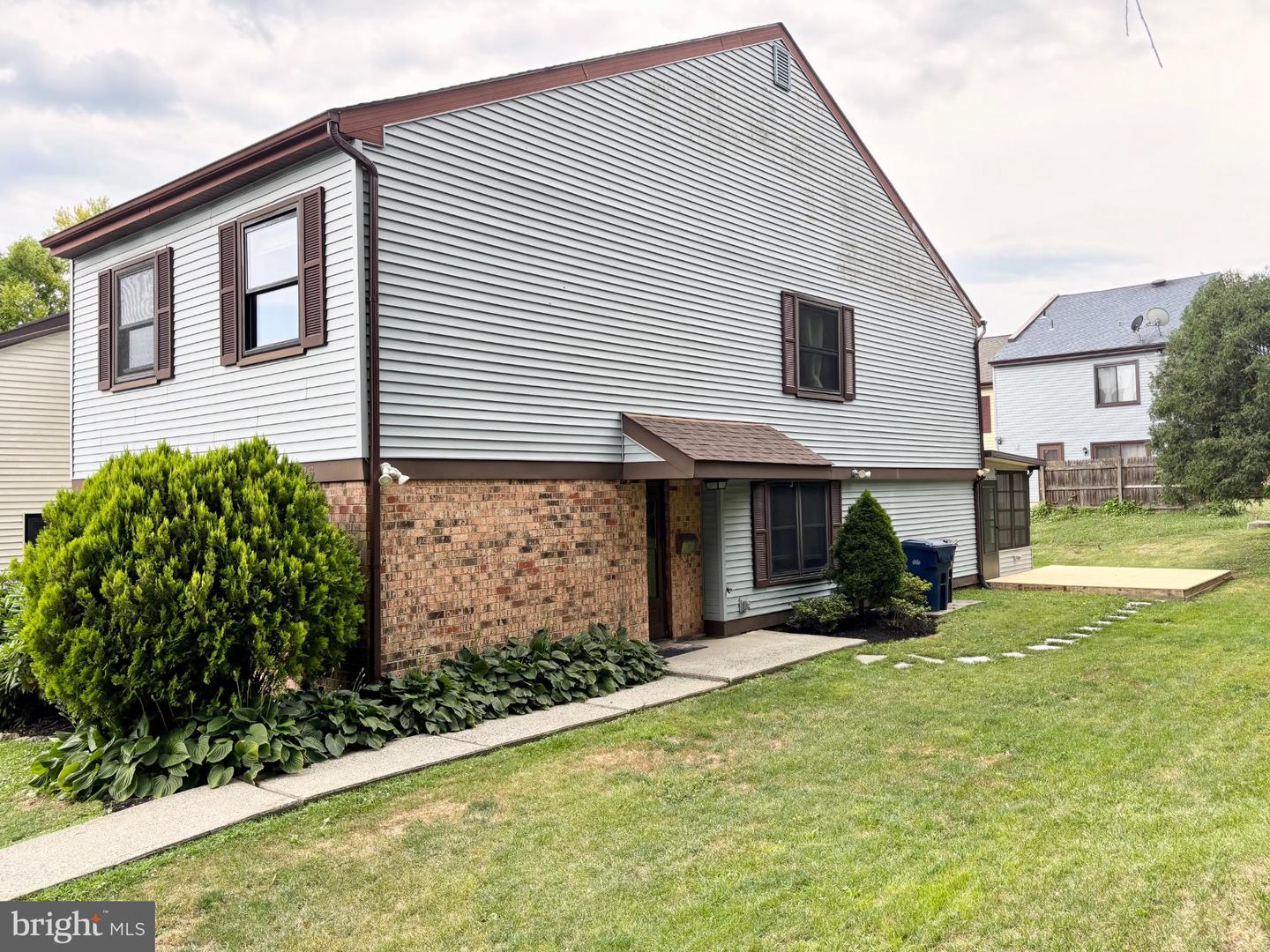 1726 Saratoga Ct Property Photo 2