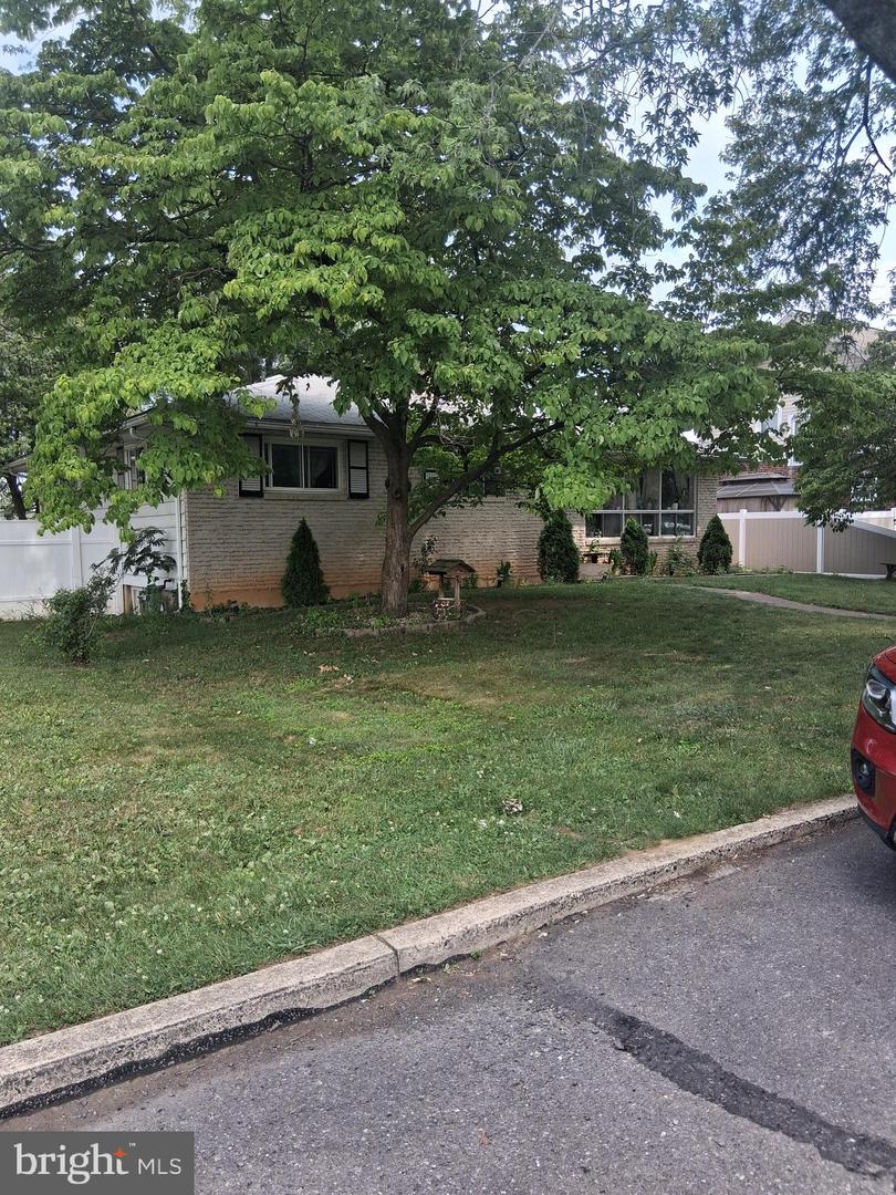 1611 S Race St Property Photo 2