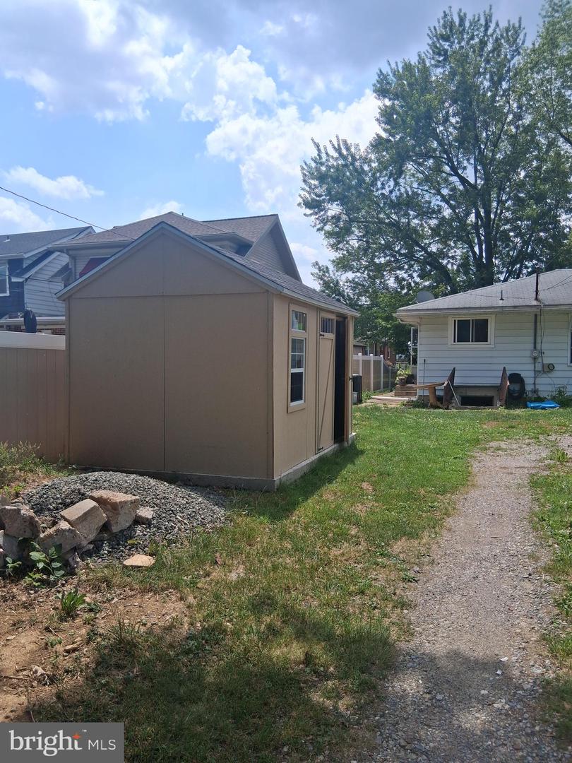 1611 S Race St Property Photo 6