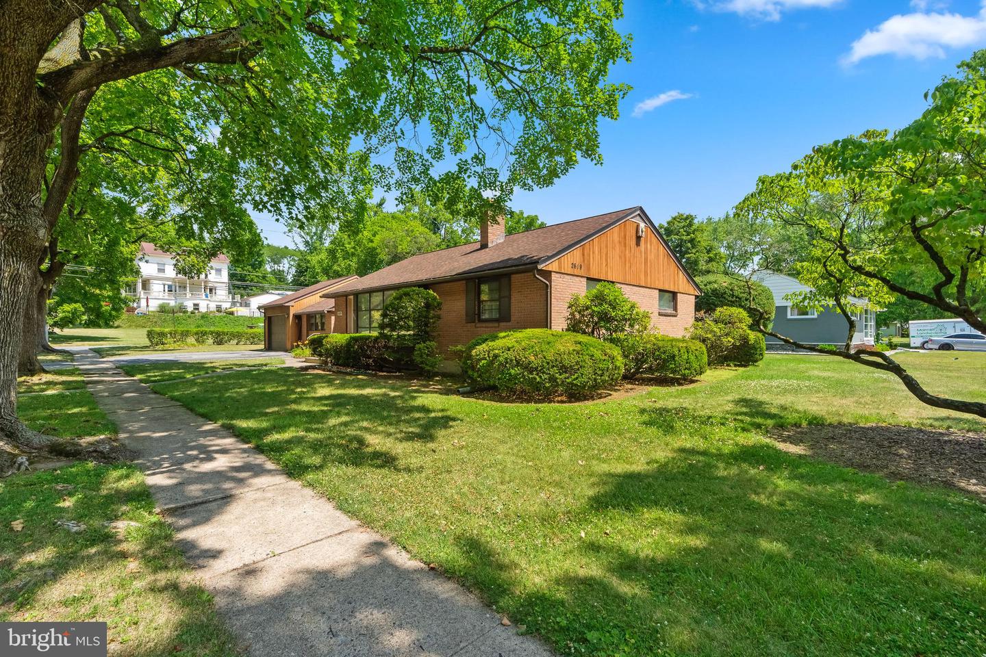 2619 W Greenleaf St Property Photo 6