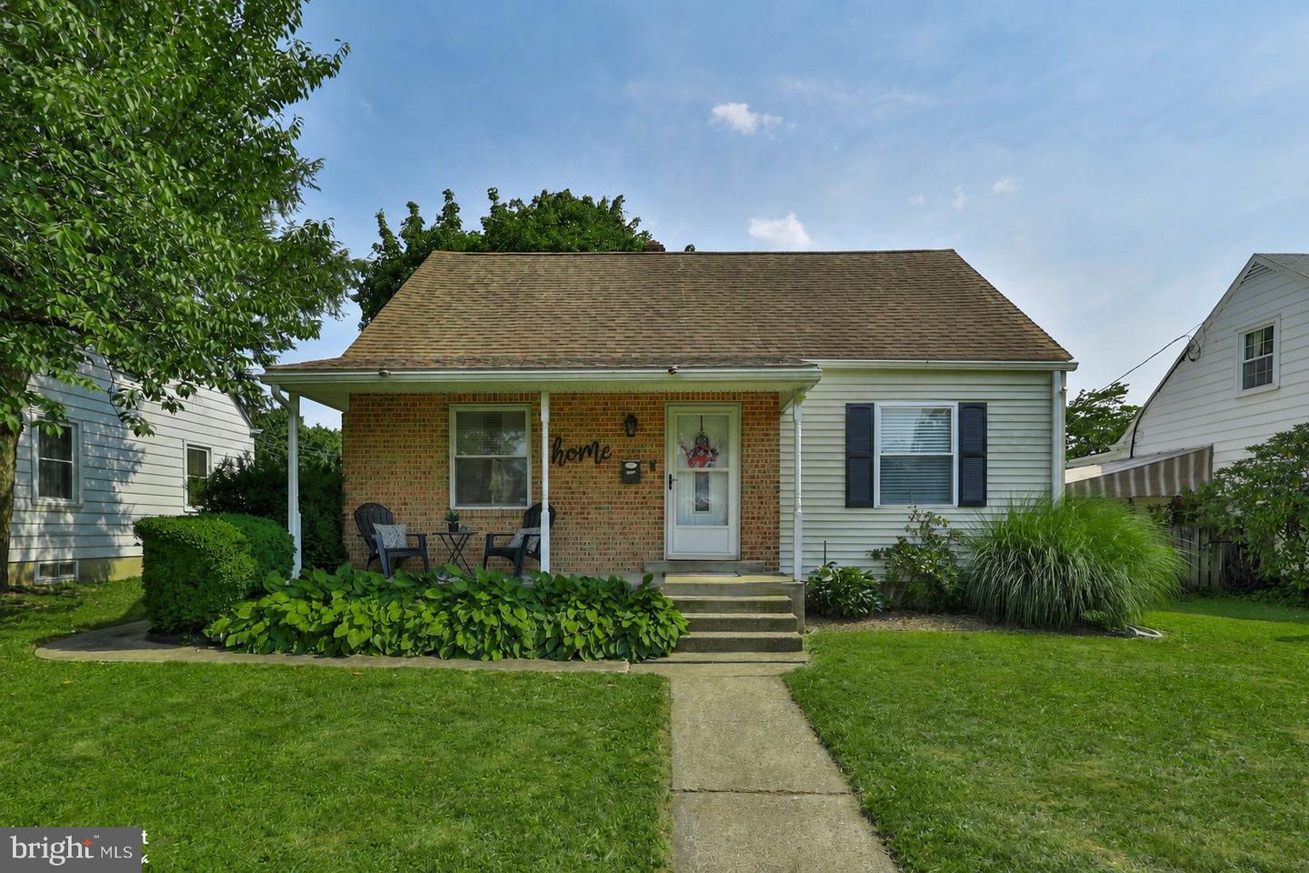 2310 E Woodlawn St Property Photo 1