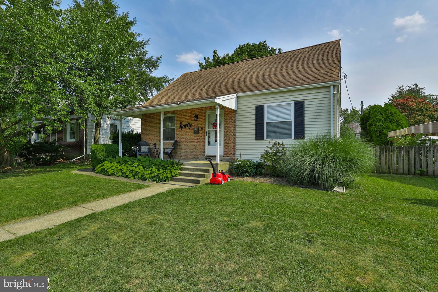 2310 E Woodlawn St Property Photo 2