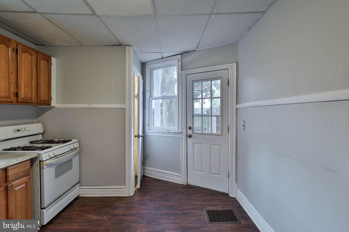 230 N Nagle St Property Photo 14