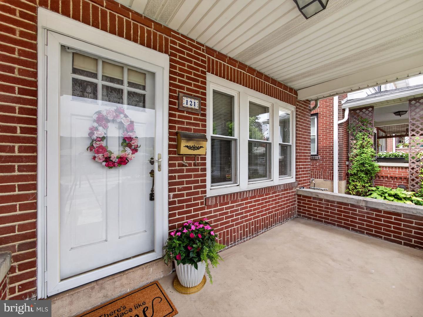 121 E Elm St Property Photo 4