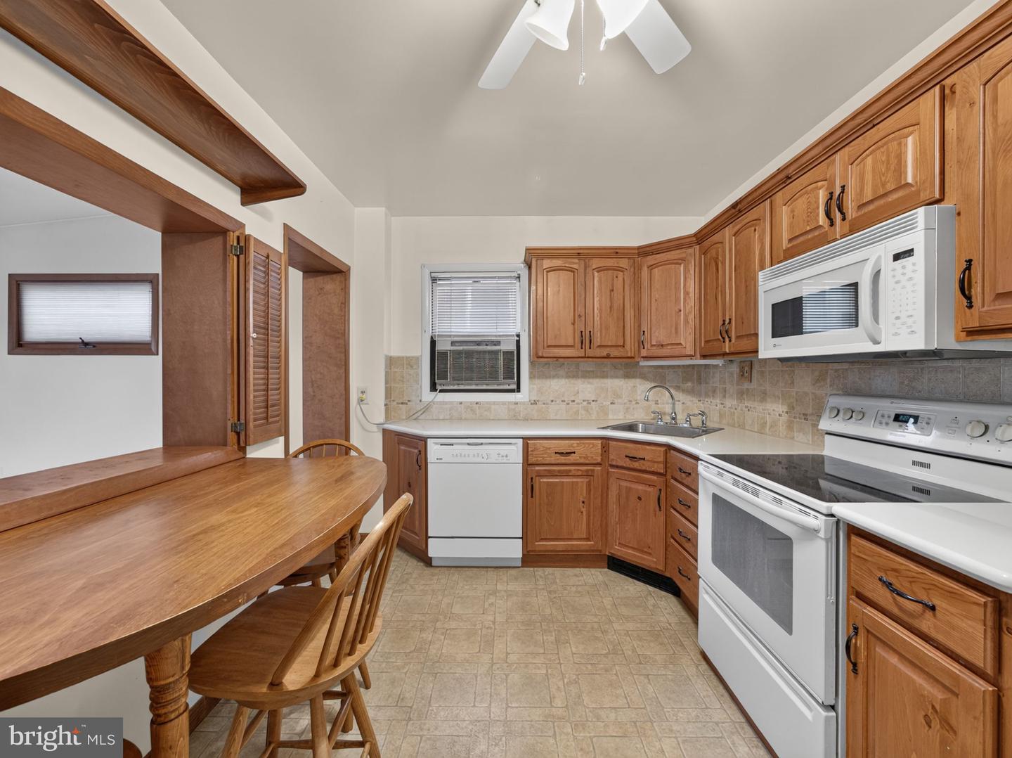 121 E Elm St Property Photo 12