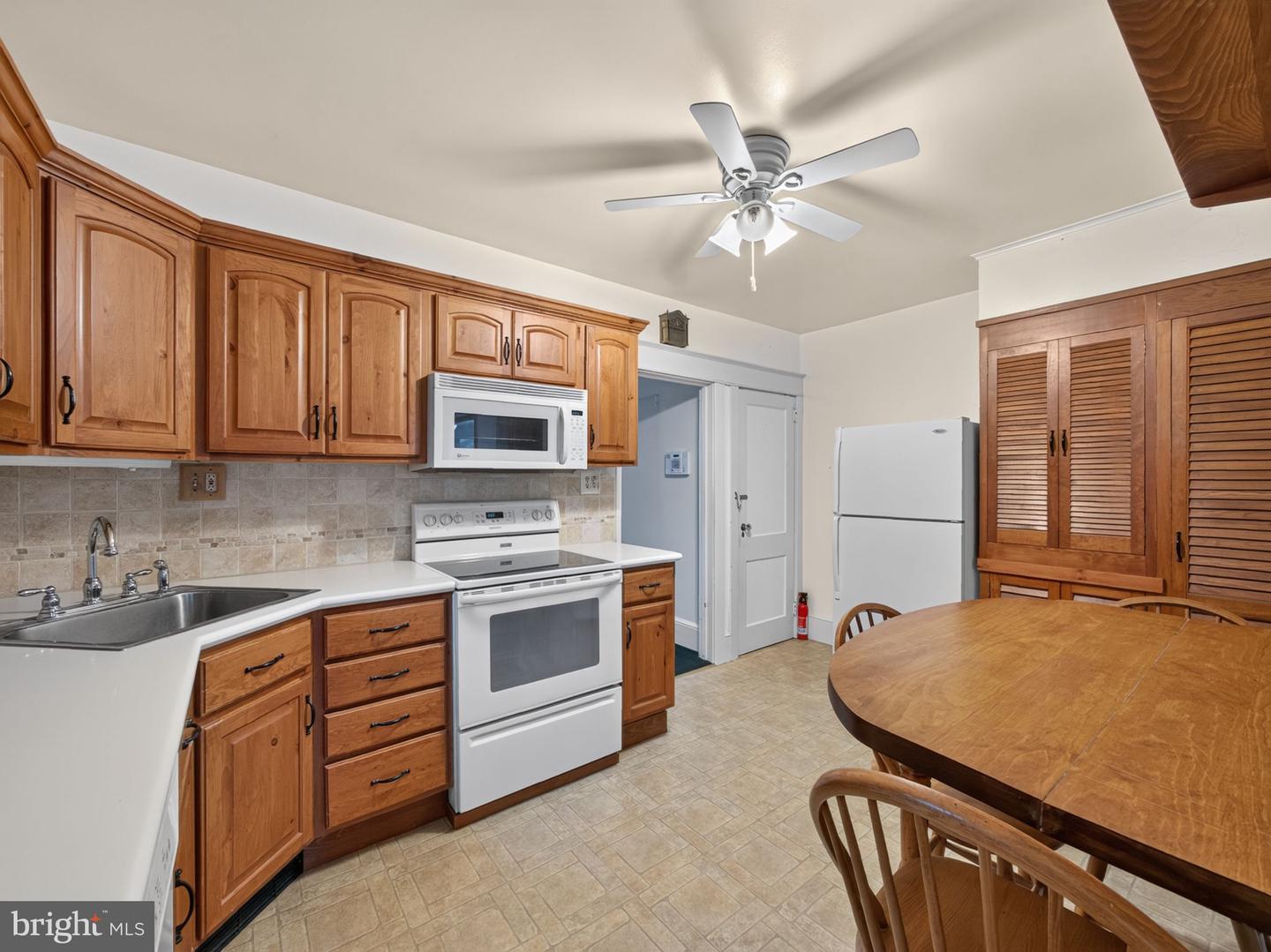 121 E Elm St Property Photo 15