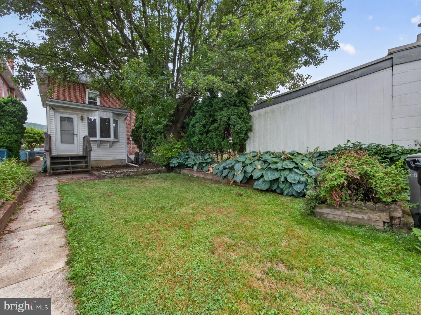 121 E Elm St Property Photo 28