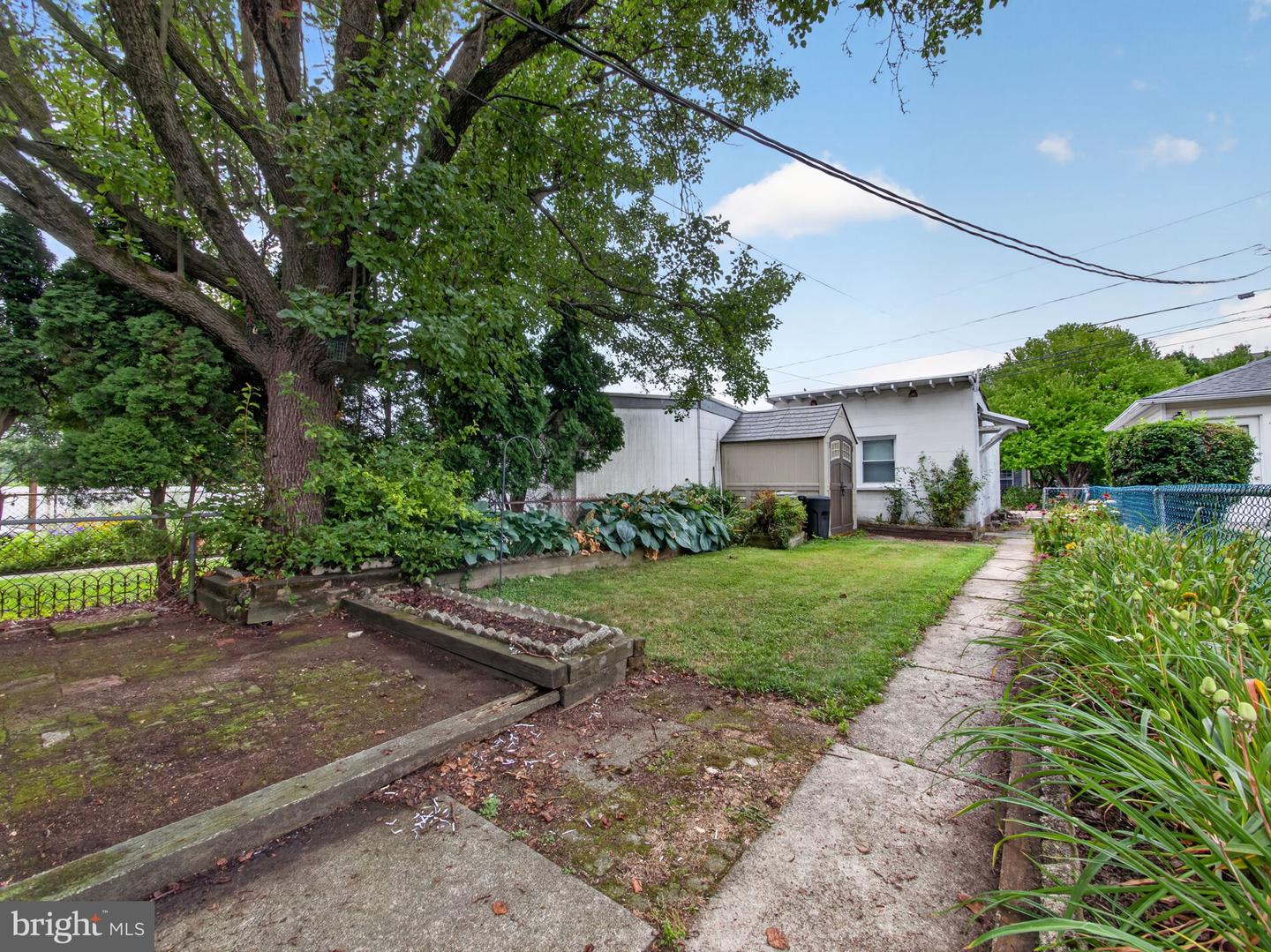 121 E Elm St Property Photo 31