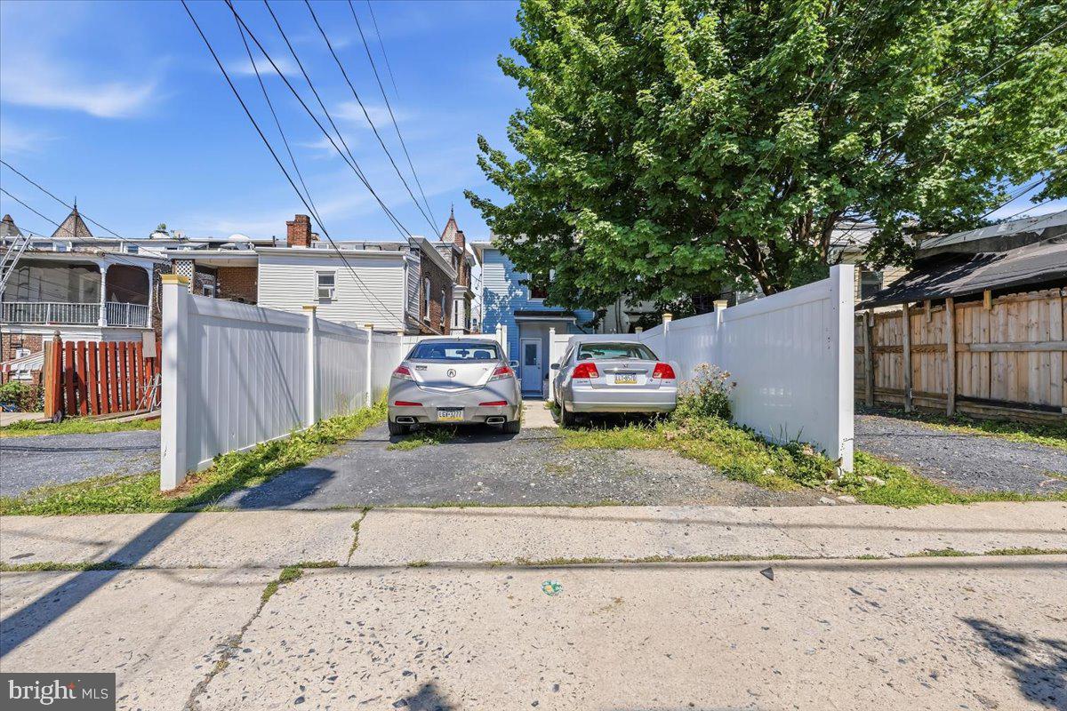 226 S Madison St Property Photo 4