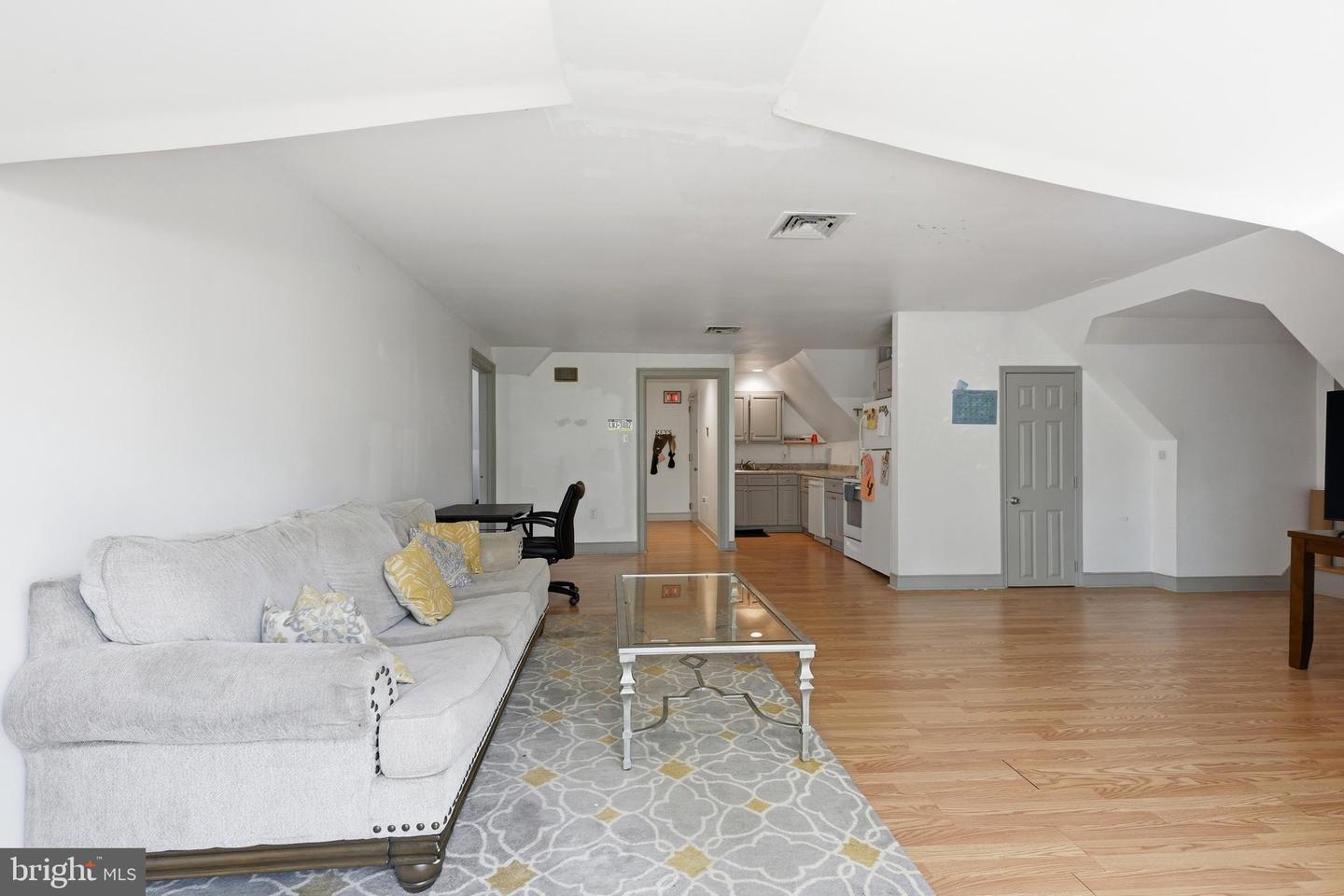 202 N 17th St #apt D Property Photo 6