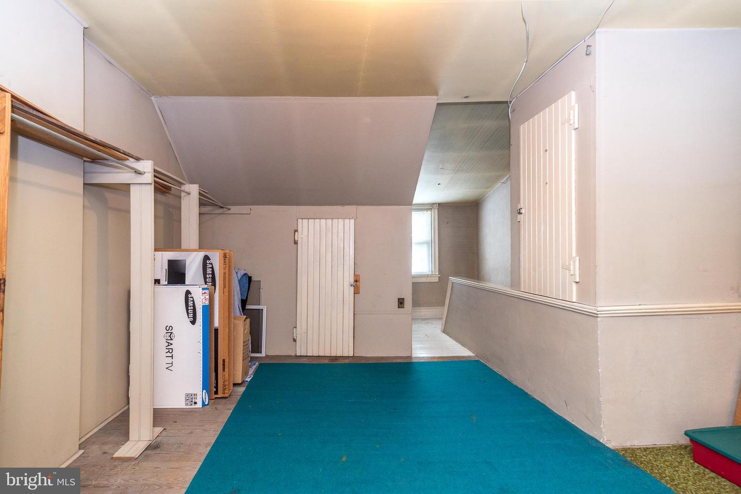 1032 W Allen St Property Photo 22