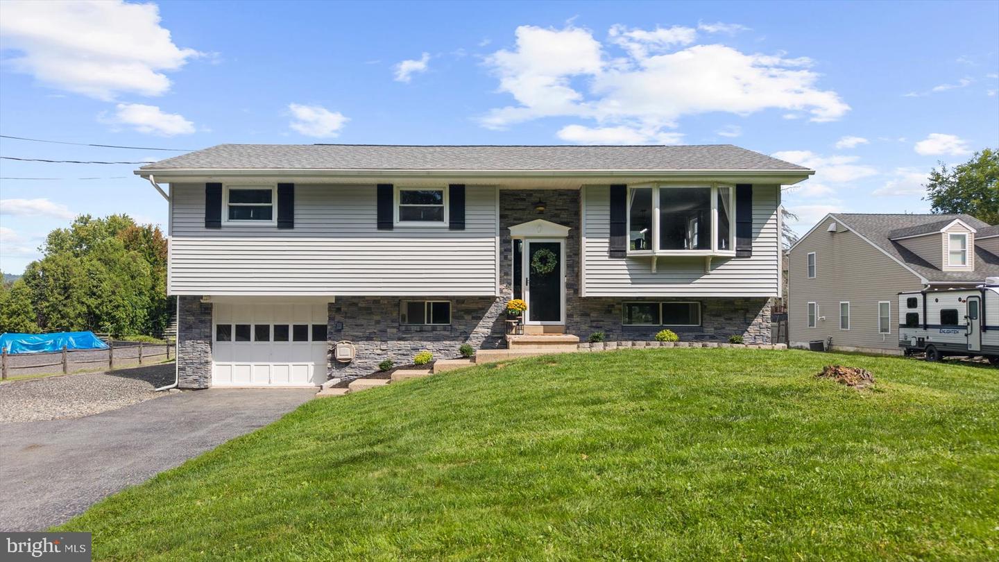 5257 Lanark Property Photo 1