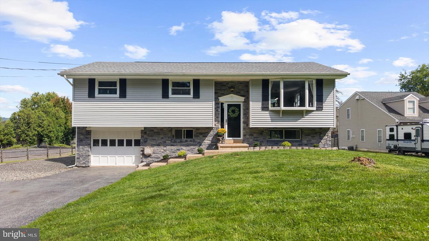 5257 Lanark Property Photo 1