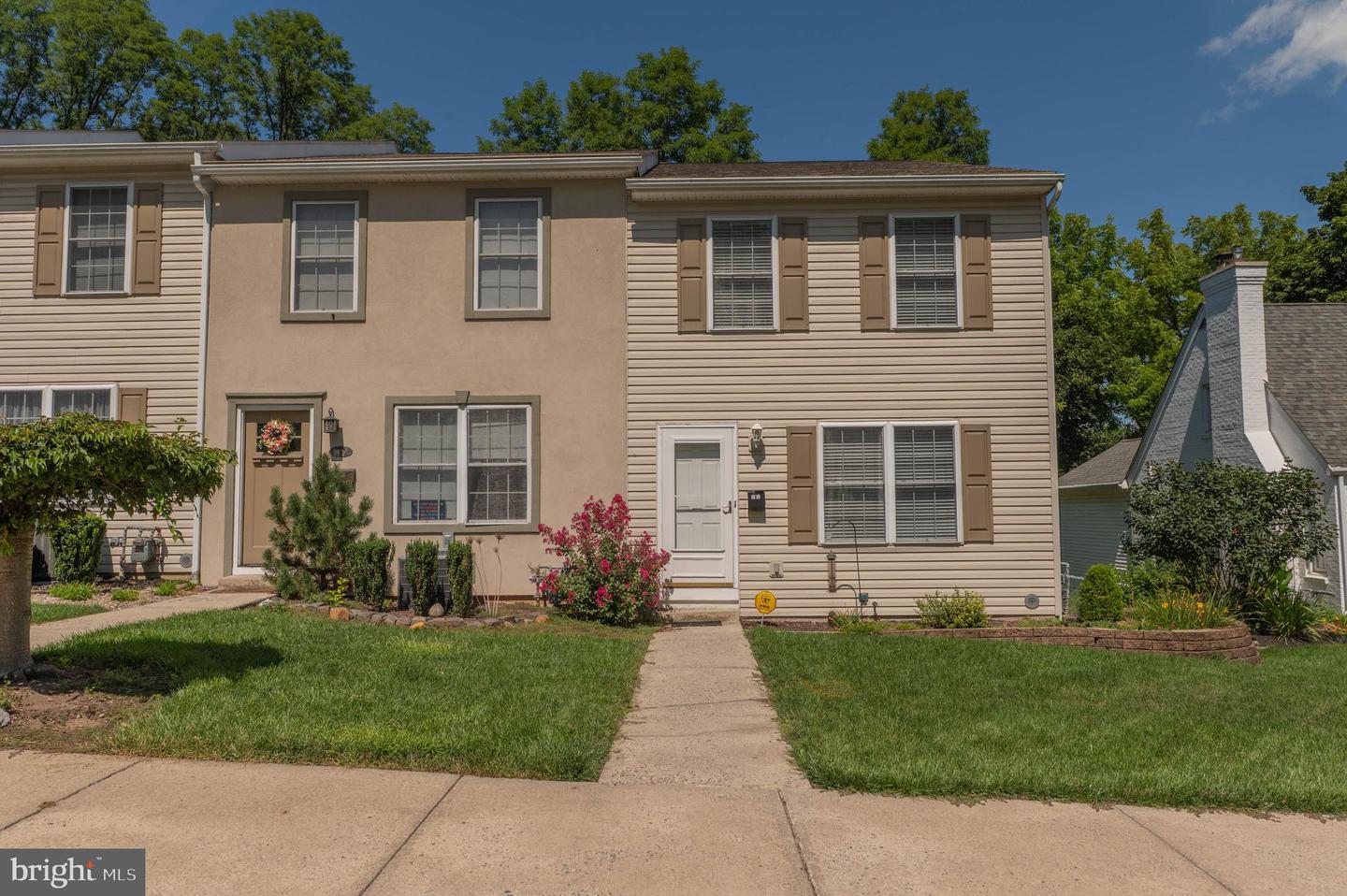 2117 W Walnut St Property Photo 1