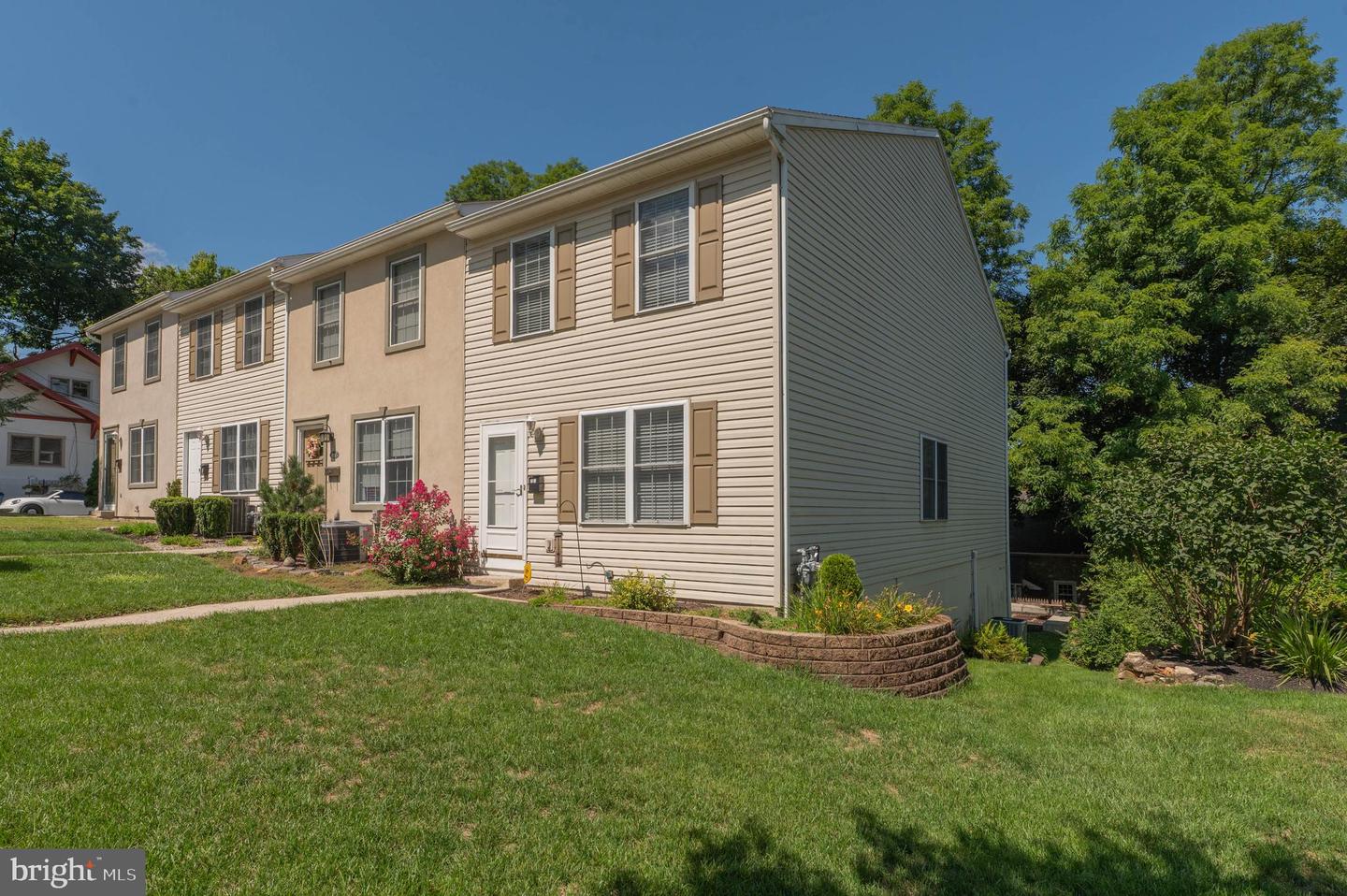 2117 W Walnut St Property Photo 15