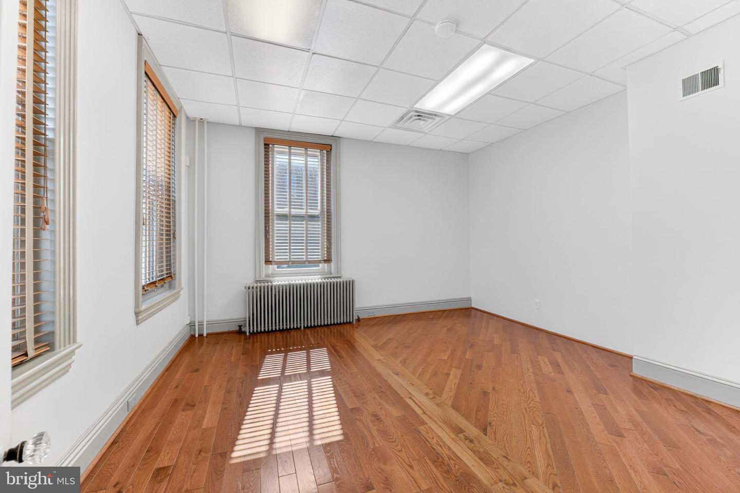 401 W Broad St Property Photo 5