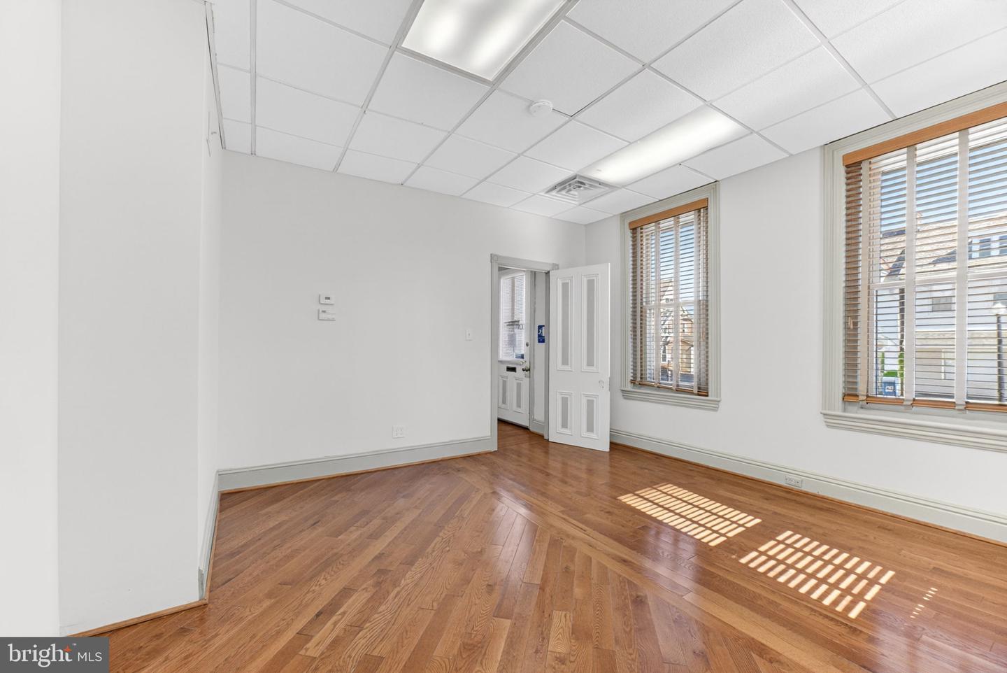401 W Broad St Property Photo 6