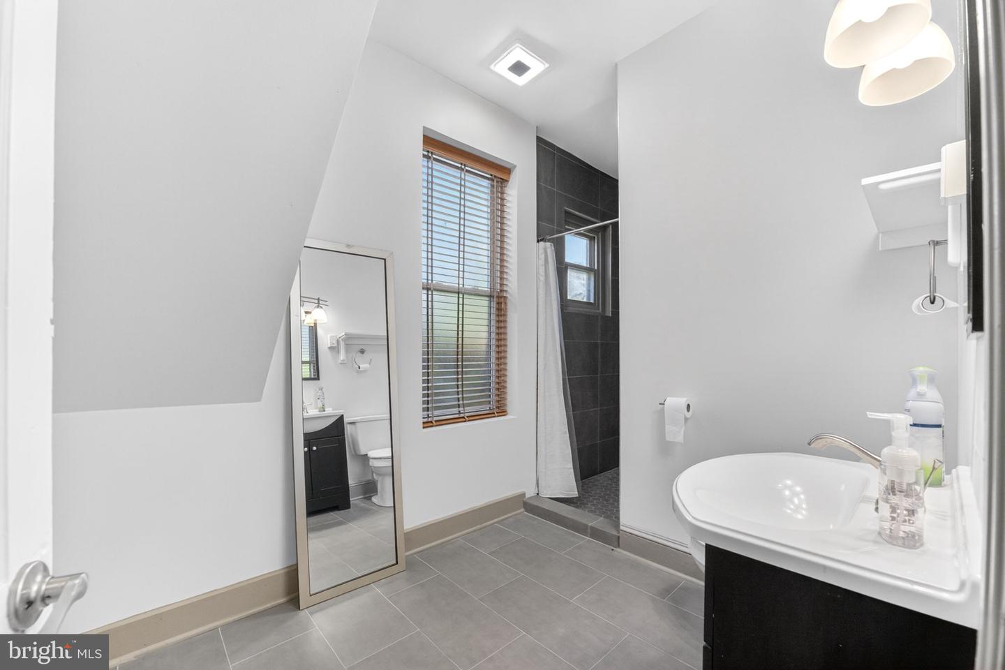 401 W Broad St Property Photo 15