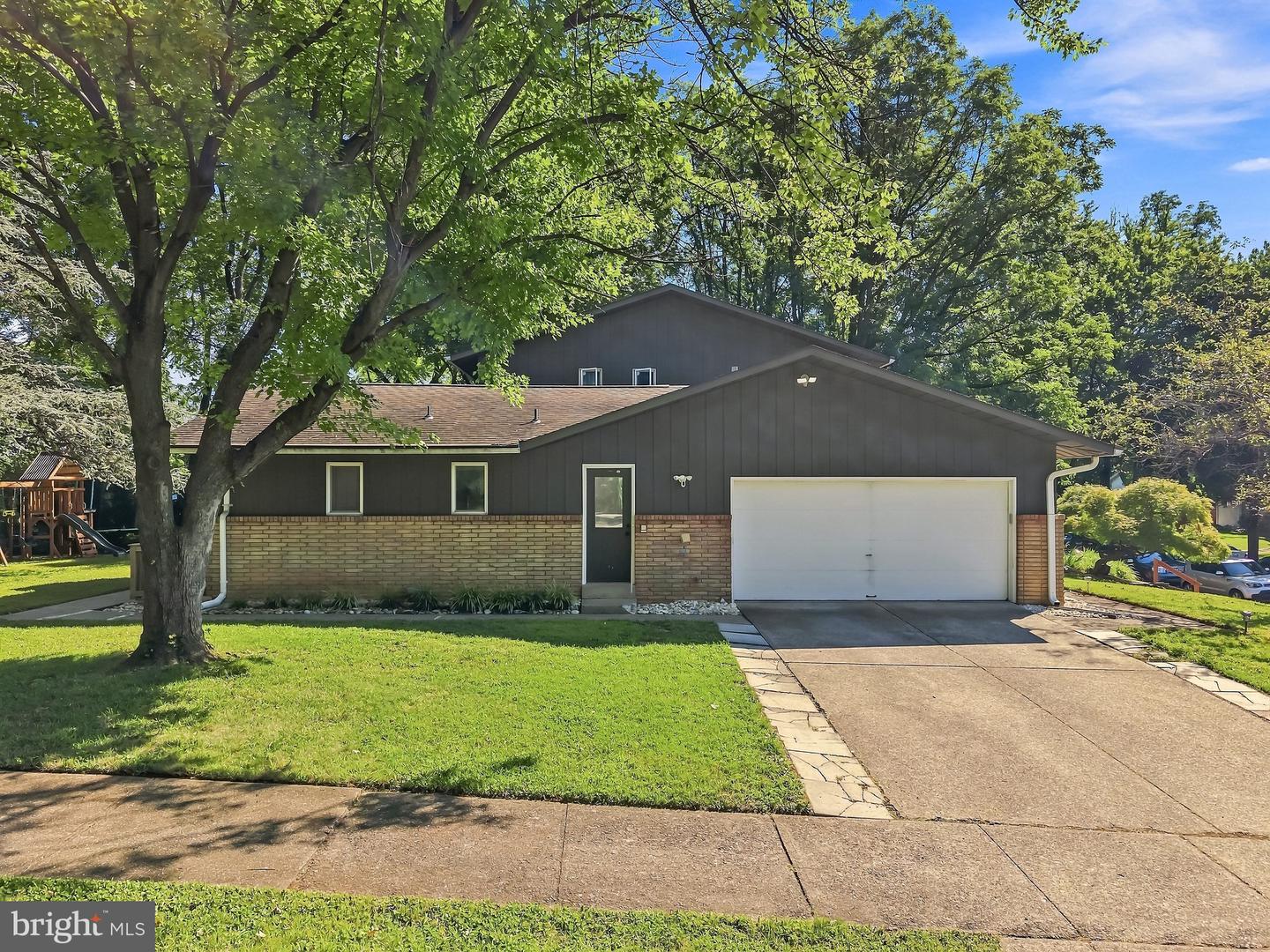2421 W Greenleaf St Property Photo 3