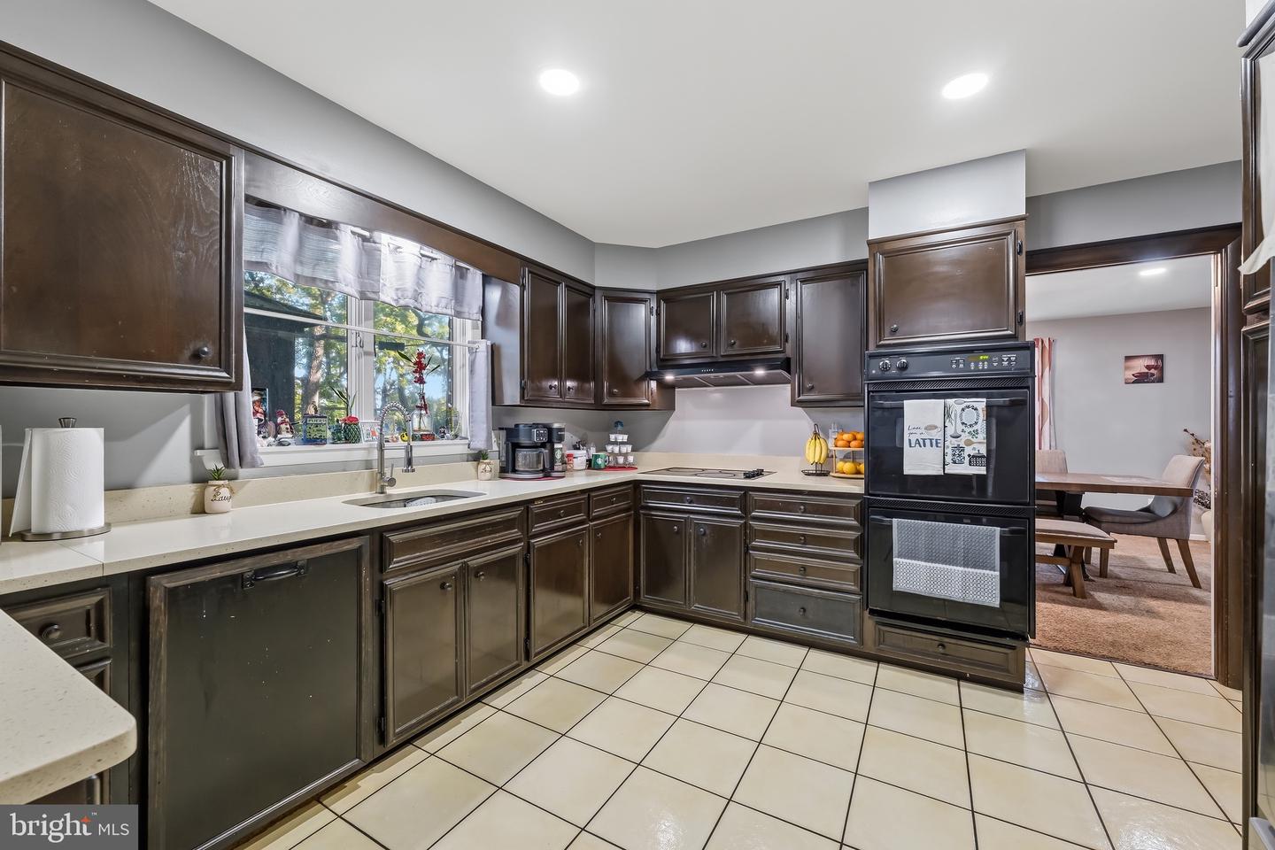 2421 W Greenleaf St Property Photo 18