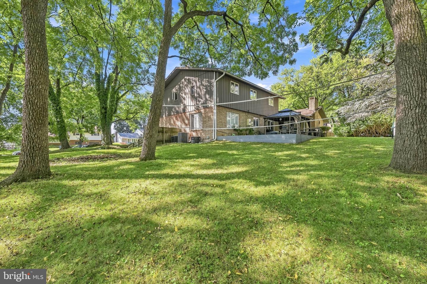 2421 W Greenleaf St Property Photo 32