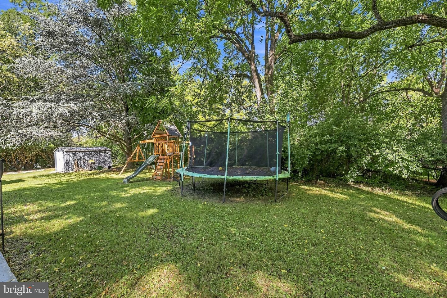 2421 W Greenleaf St Property Photo 36