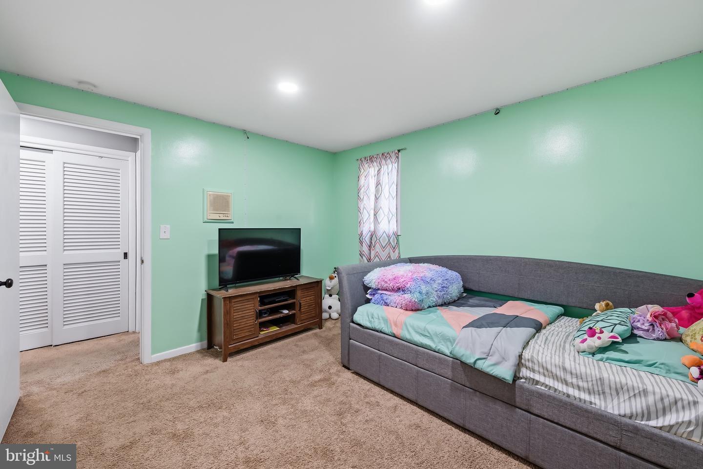 2421 W Greenleaf St Property Photo 51