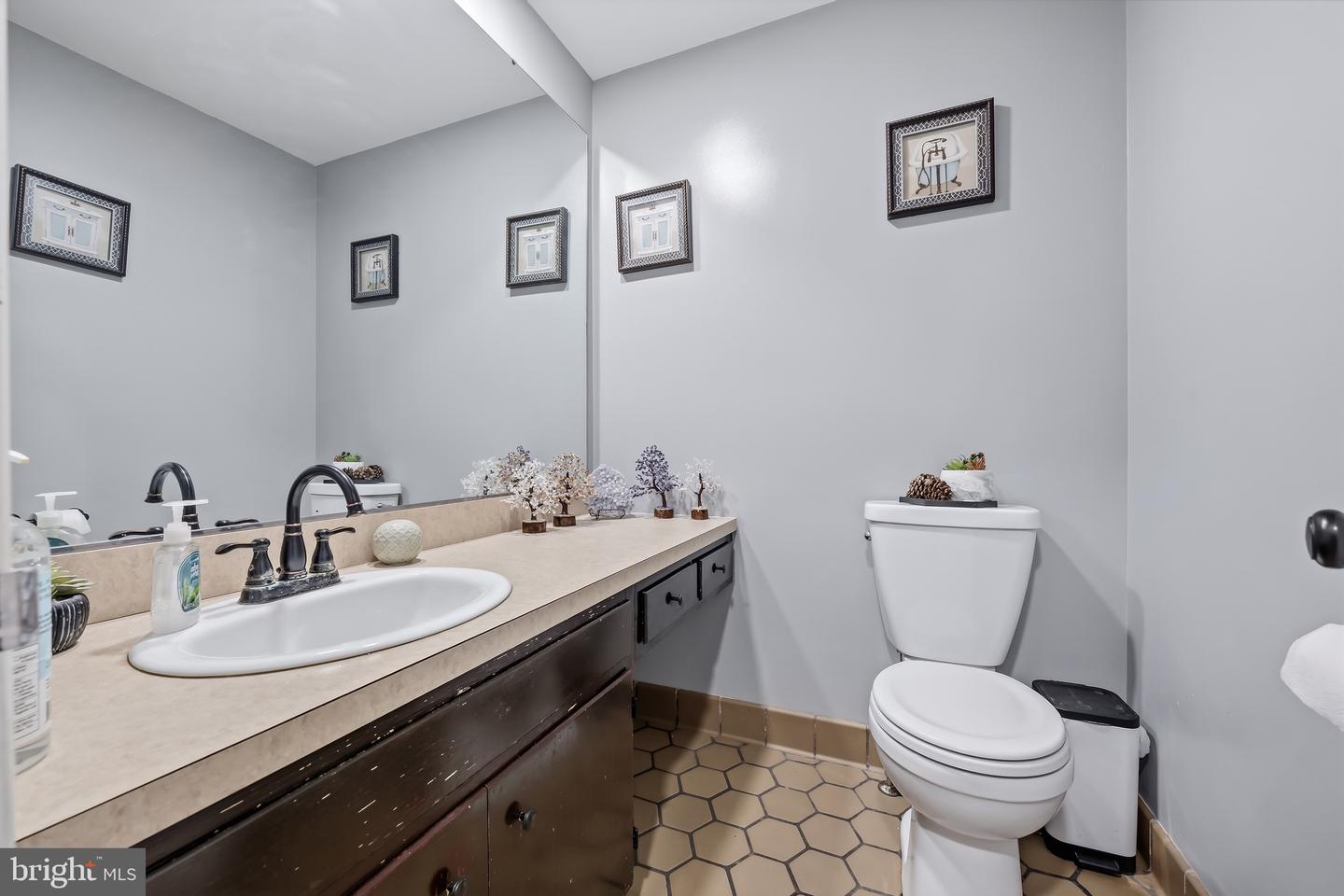 2421 W Greenleaf St Property Photo 55