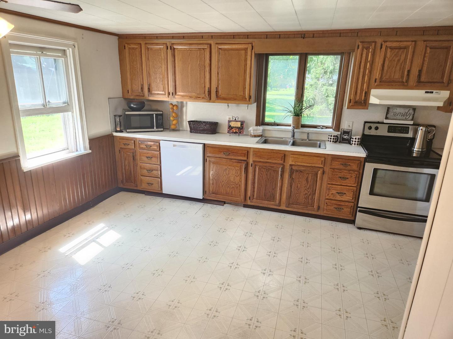 1464 Krocks Rd S Property Photo 3