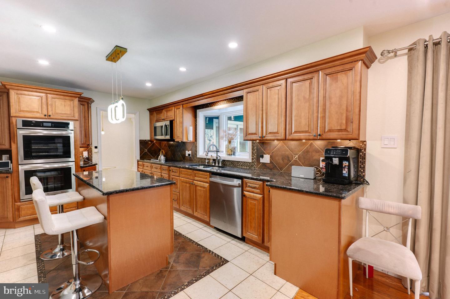 2210 Greenwood Rd Property Photo 8