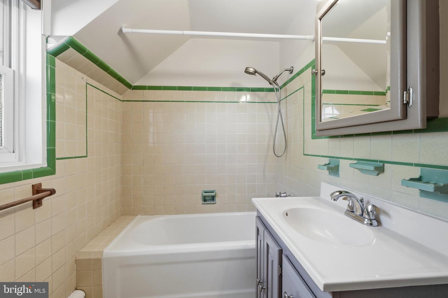 2202 W Union St Property Photo 24
