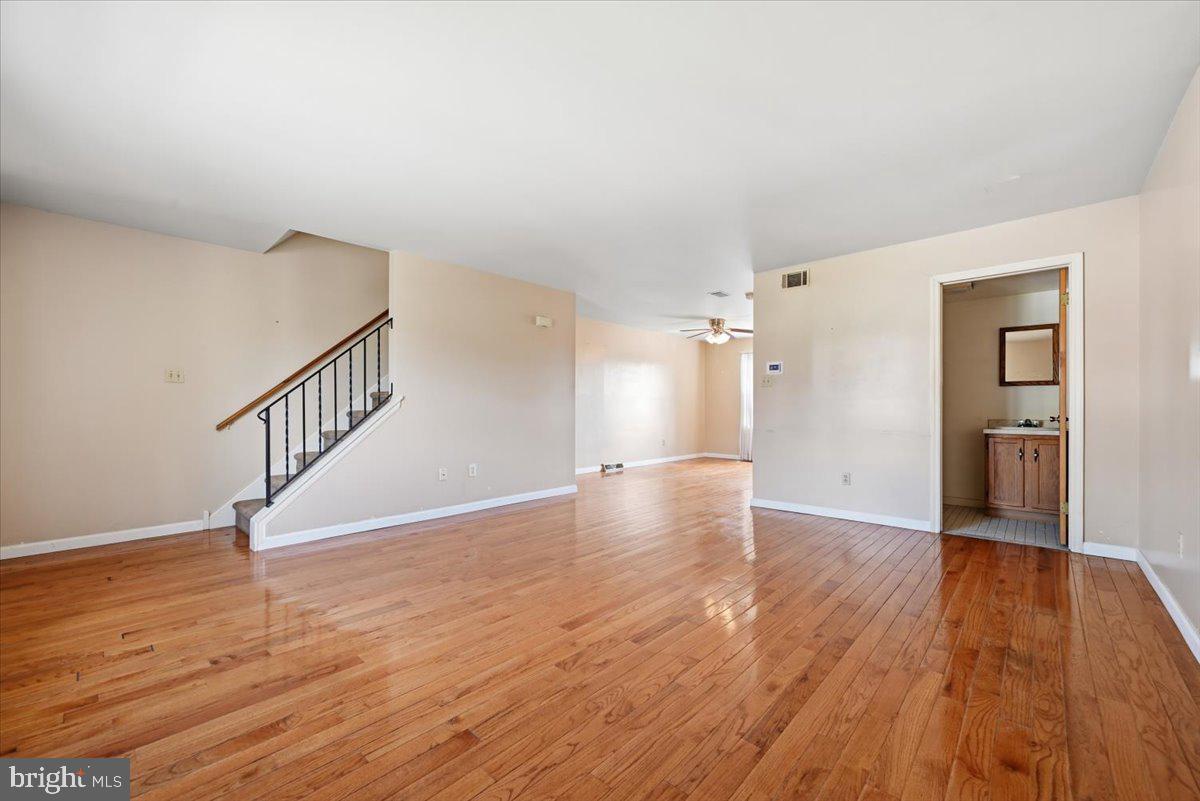 1902 W Walnut St W Property Photo 3