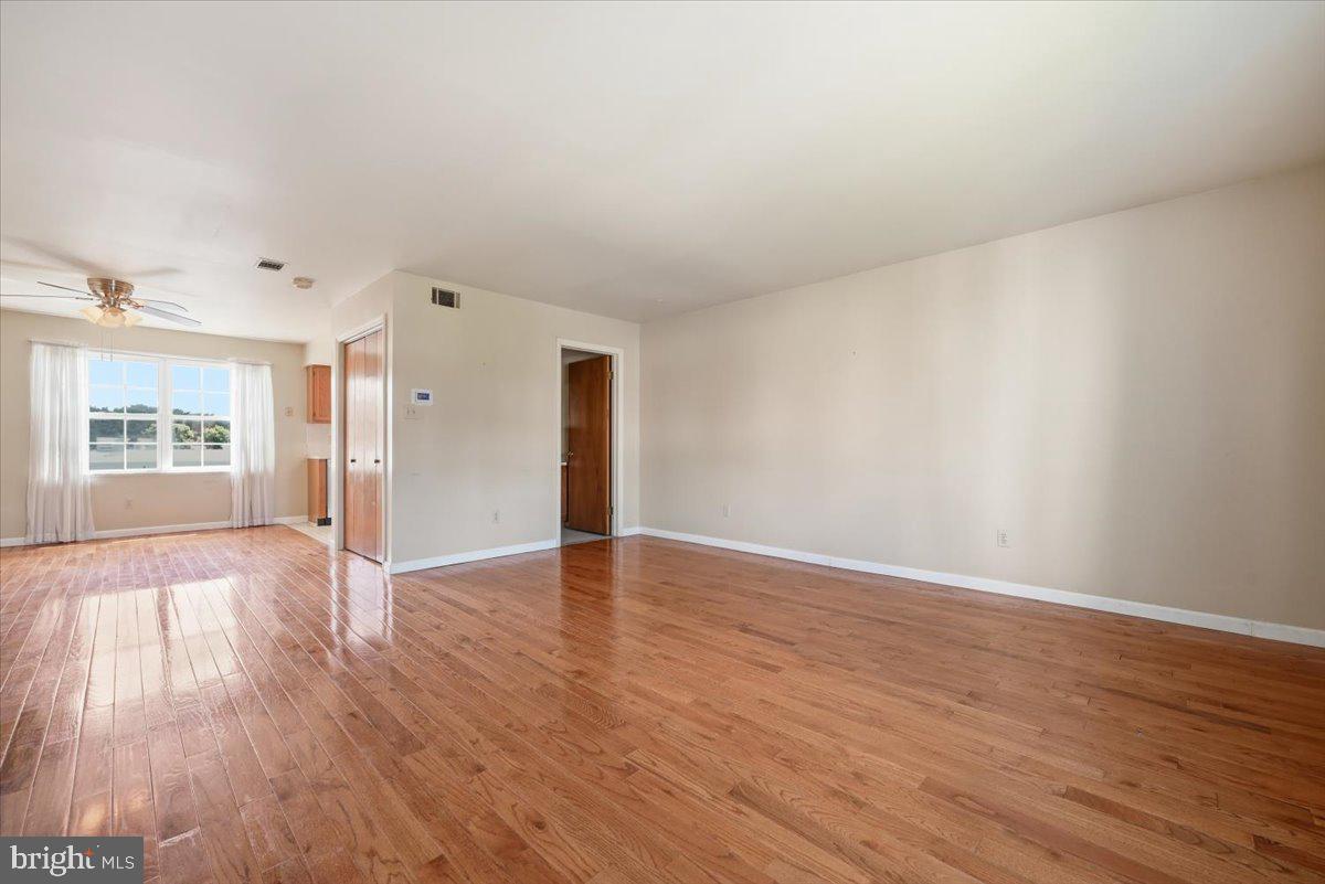 1902 W Walnut St W Property Photo 4