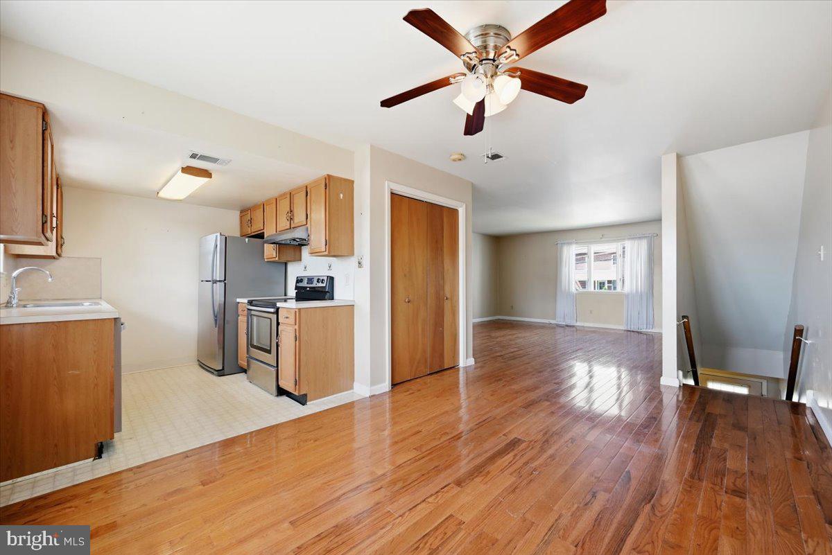 1902 W Walnut St W Property Photo 6